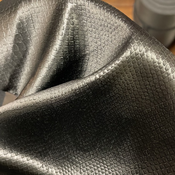 CLOSET CLEAR OUT: J Brand Women’s Faux Snake Skin Top Sz Small - Picture 4 of 4